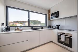 Kuchyň nebo kuchyňský kout v ubytování Nomads Lux - 2BDR & Parking Flores Square Porto