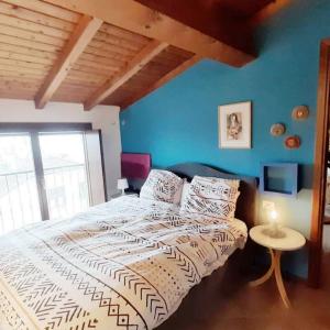 een slaapkamer met een groot bed met een blauwe muur bij Nuovo interno Nuova atmosfera Stazione Beato Matteo in Vigevano