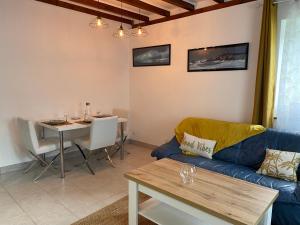 La Maisonnette في Les Pieux: غرفة معيشة مع أريكة وطاولة