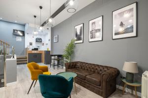 una sala de estar con un sofá y sillas en Albergue Alda Pilgrim Ponferrada, en Ponferrada