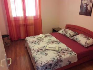 ein Schlafzimmer mit einem Bett mit zwei Handtüchern darauf in der Unterkunft Apartments Amalia in Zadar
