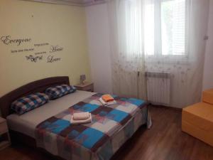 ein Schlafzimmer mit einem Bett mit Handtüchern darauf in der Unterkunft Apartments Amalia in Zadar