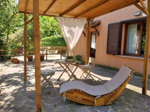 un patio con sedia, tavolo e tenda di Al Casalino House a Ronciglione