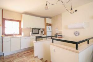 a kitchen with white cabinets and a counter top at Apartamento con vistas al mar - Anfiteatro 18 in Calpe