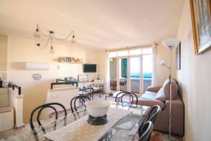 ein Wohnzimmer mit Tisch und Couch in der Unterkunft Apartamento con vistas al mar - Anfiteatro 18 in Calpe