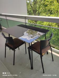 - Balcón con mesa y 2 sillas en Appartement déplacement Quartier Victor Hugo, en Nevers