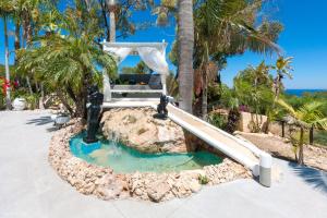 um escorrega aquático num casamento num resort em Villa Heaven em Protaras