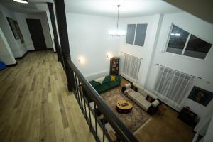 einen Blick über ein Wohnzimmer mit einer Treppe in der Unterkunft Doispe Nuci in Bistra Mureşului
