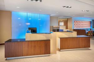 eine Lobby eines Krankenhauses mit blauen Wänden und Arbeitsflächen in der Unterkunft Fairfield Inn & Suites by Marriott North Bergen in North Bergen