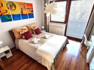 un dormitorio con una cama con dos animales de peluche en Entire Apartment, FREE PARKING, City Center 15 Minutes, en Praga