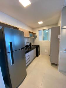 een keuken met een roestvrijstalen koelkast bij Edifício Promenade II Apto 1106-Mandi Hospitalidade in Maceió
