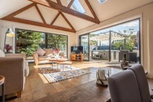 un soggiorno con una grande finestra e un soggiorno di Heath Cottage a Mattishall