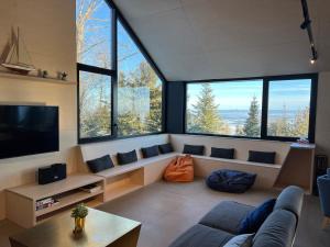 a living room with a couch and a tv at Cabine A in Petite-Rivière-Saint-François