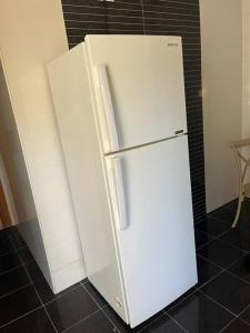 um frigorífico branco com a porta aberta numa cozinha em Le turc (ennasr) em Ariana