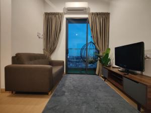 TV a/nebo společenská místnost v ubytování The Grand SS15 Sunway 4Pax 2BRs City View - Free WiFi, Infinity Pool & Gym