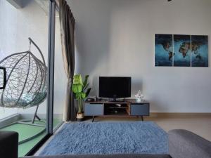 TV a/nebo společenská místnost v ubytování The Grand SS15 Sunway 4Pax 2BRs City View - Free WiFi, Infinity Pool & Gym