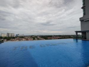 duży basen na dachu budynku w obiekcie The Grand SS15 Sunway 4Pax 2BRs City View - Free WiFi, Infinity Pool & Gym w mieście Subang Jaya