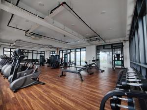 Posilňovňa alebo fitness centrum v ubytovaní The Grand SS15 Sunway 4Pax 2BRs City View - Free WiFi, Infinity Pool & Gym