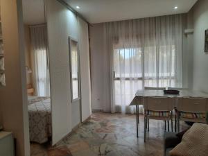 マルベーリャにあるRomana Playa 7, Soleuropaのテーブル付きの部屋、ベッド付きのベッドルーム1室が備わります。