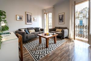 sala de estar con sofá y mesa en Habitat Apartments Barcelona Balconies, en Barcelona