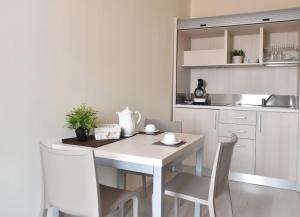 A kitchen or kitchenette at Hotel e Appartamenti La Solaria