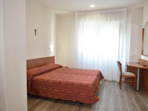 A bed or beds in a room at Hotel e Appartamenti La Solaria