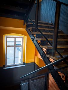 una scala con finestra in un edificio di Black&White Apartment 8 a Katowice