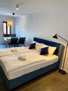 duże łóżko z ręcznikami w pokoju w obiekcie Libertas apartments w Koprze
