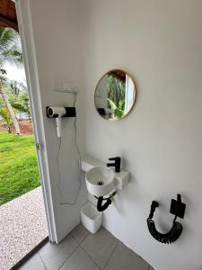 y baño con lavabo y espejo. en Beach N Breeze Glamping en Melaka