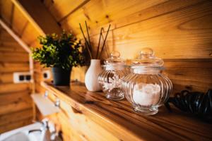 un mostrador con dos tarros de vidrio y plantas. en Domki Bałtyckie, en Władysławowo 82 fotos más