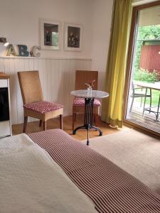 a bedroom with a bed and a table and chairs at B&B Rosenrot 