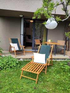 dwa krzesła i stół na patio w obiekcie B&B Rosenrot 
