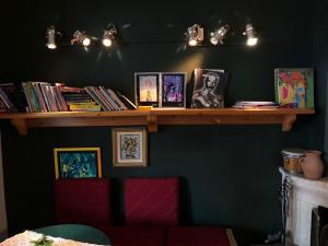 Knihovna v hostelu
