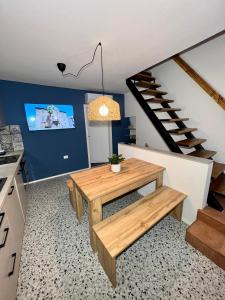 une petite cuisine avec une table et des escaliers dans l'établissement Libertas apartments, à Koper