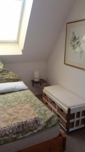 a bedroom with two beds and a window at BED & BREAKFAST für Individualisten in Gemeinde Scharbeutz, auch Allergiker in Scharbeutz