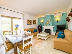 - un salon avec un canapé et une table dans l'établissement Cubo's Villa Esmeralda, à Alhaurín el Grande