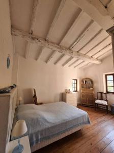 1 dormitorio con 1 cama y 1 mesa con lámpara en Gite le mandarinier, en Gourdon