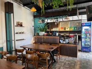 un restaurante con mesa, sillas y barra en PUPON Homestay and Coffee, en Quảng Ngãi