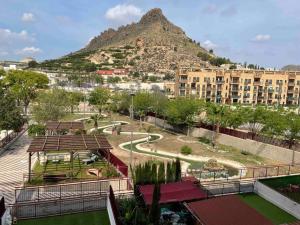 - une vue sur un parc avec une montagne en arrière-plan dans l'établissement Apartamento Natur Spa, à Villanueva de Río Segura