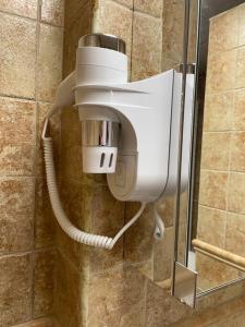 kamera na ścianie prysznica w łazience w obiekcie Apartamento Natur Spa w mieście Villanueva de Río Segura