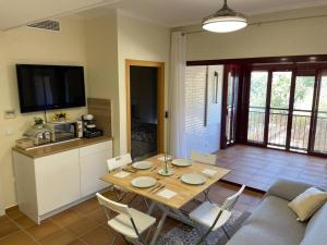 salon z drewnianym stołem i kuchnią w obiekcie Apartamento Natur Spa w mieście Villanueva de Río Segura