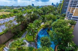 una vista aérea de una piscina en un parque con palmeras en The Riviera Jomtien Brand new 1 Bedroom, en Jomtien Beach