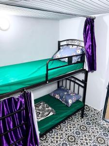 巴庫的住宿－Sunny Hostel - Günəşli Hostel，一间客房内配有两张双层床的房间