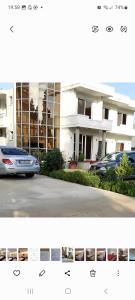 een foto van een parkeerplaats voor een gebouw bij Rinia Apartments in Ulcinj