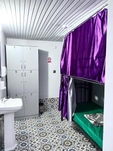 巴庫的住宿－Sunny Hostel - Günəşli Hostel，一间带双层床和盥洗盆的浴室
