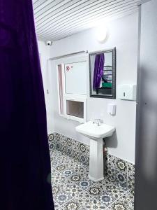巴庫的住宿－Sunny Hostel - Günəşli Hostel，白色的浴室设有水槽和窗户。