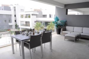 een eetkamer met een tafel en stoelen bij Apartamento Vanian Gardens Estepona in Estepona