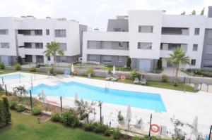een afbeelding van een appartementencomplex met een zwembad bij Apartamento Vanian Gardens Estepona in Estepona