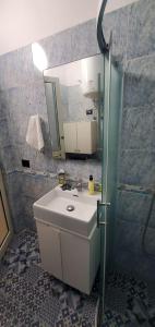 La salle de bains est pourvue d'un lavabo et d'un miroir. dans l'établissement Helios Qerret House, à (( Stan i Ri ))