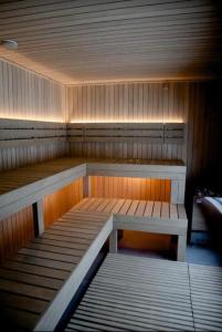 eine kleine Sauna mit einer Bank in der Mitte in der Unterkunft Bukovel Village Apartments in Bukowel
